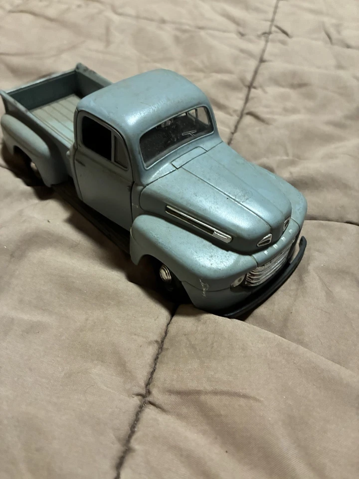 Camioneta Ford F-1 1948 gris fundido a presión Maisto 1:24 31935 Foto 1 de 2