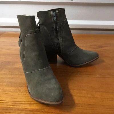 Botín bohemio occidental con cremallera lateral de gamuza oliva Laney para mujer Matisse talla 8 Foto 1 de 4