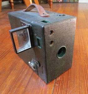 RARE KODAK BROWNIE A2 CAMERA IN GREEN with FOLD OUT VIEW FINDER LENS WINDOW RARE - Picture 1 of 11