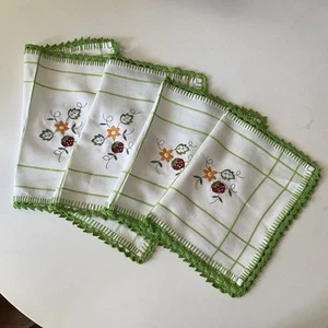 4 Woven Placemats Green Crochet Lace Trim Embroidered Strawberry Floral - Bild 1 von 7
