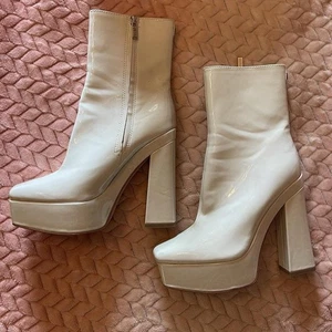 Guess Platform Boots - Picture 1 of 8