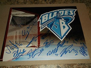 SASKATOON BLADES 2014-15 TEAM SIGNED 11 X 14 MATTE LOGO PHOTO WHL SIGNED BY 17
