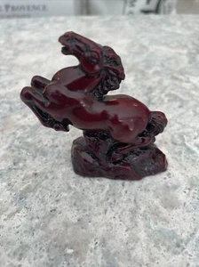 Wildpferd rot Harz asiatische Statue Aufzucht Figur Shadowbox Regal Deko - Bild 1 von 2