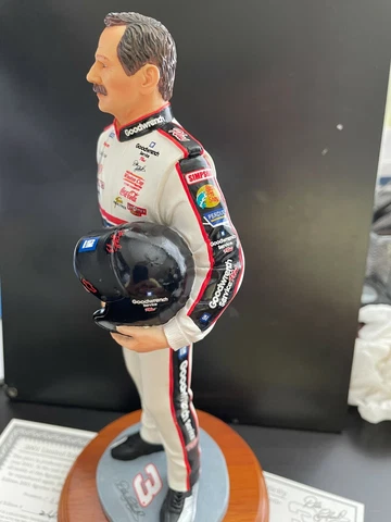 Dale Earnhardt Sr Holding Helmet   Statue by Character Collectibles 2001 NEW Cover