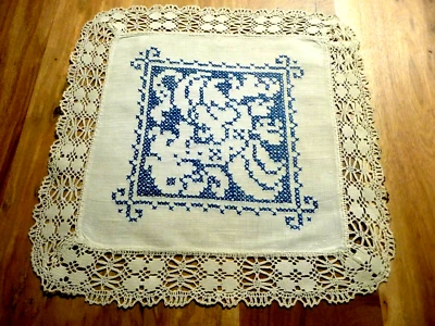 Linge ancien Napperon lin blanc broderies bleues et dentelle - Photo 1/4