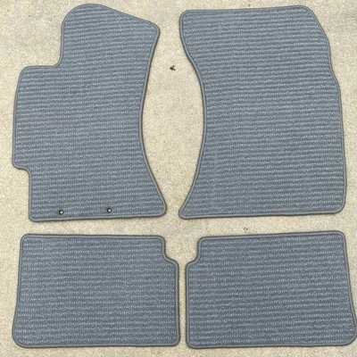RARO NOS 2010 SUBARU FORESTER OEM ALFOMBRILLA GRIS JUEGO DE 4 PIEZAS ALFOMBRA GOMA GEN 3 Foto 1 de 4