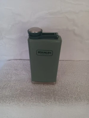Fiaschetta Stanley con coperchio a vite verde 8 once - Immagine 1 di 4