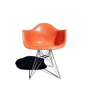 A Mid-century modern Eames DAR fiberglass armchair - Picture 1 of 9