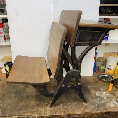 Antiguo escritorio escolar infantil American Minneapolis C base de hierro fundido.  Foto 1 de 4