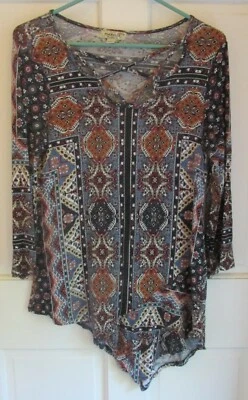 Camisa para mujer Esmeralda pequeña multicolor boho centrada con dobladillo de diamante talla PM Foto 1 de 4