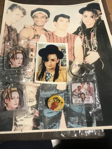 CULTURE CLUB SET 5 FOTO PORTAFOGLIO, 3 8X10, 3 PORTACHIAVI E 1 SPILLA - VINTAGE RARO - Foto 1 di 1