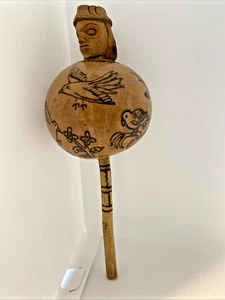 Sonajero de calabaza tallada con pájaros y cabeza tallada - Imagen 1 de 5