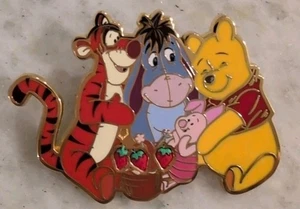 Spilla smaltata Disney Winnie the Pooh scatola cieca fragola - Pooh, Eeyore, Tigro - Foto 1 di 3