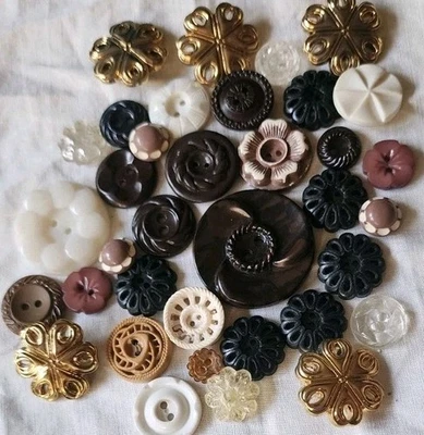 Vtg. Fancy Flower Shaped Swirl Mixed Button Lot - Image 1 of 4