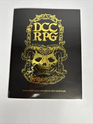 DCC RPG Lámina Dorada Reglas de Inicio Rápido y Aventura Dungeon Crawl Clásicos Casi Nuevo Foto 1 de 4