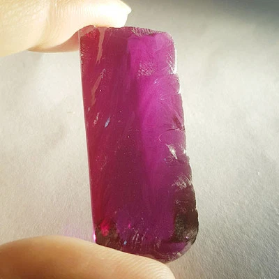 PLEASANT 101.55 Ct COLOR CHANGE ALEXANDRITE ROUGH LAB GROWN CORUNDUM GEMSTONE - Image 1 of 2