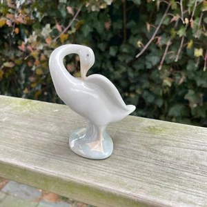 4" kleine weiße & pastellfarbene Porzellan-Statue Lladro Schwan/weiße Ente Preening Spanien - Bild 1 von 4