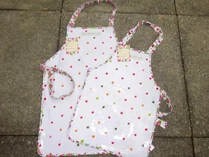Delantales y tabardes de PVC para niños en bonito diseño de corazones y fresas.   - Imagen 1 de 8