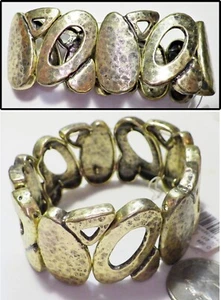 Insolito Bracciale Stretch Ampio Openwork Geometrico Modernista Martellato Ottone Nuovo con etichette - Foto 1 di 4