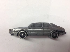 Saab 900 Limousine Ref213 Autoemblem in Zinnoptik an einer Krawattenklammer (Folie) - Bild 1 von 1