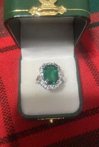 Green Emerald Cz Ring Elizabeth Taylor’s E T Signed Inspired Ring Size 7.75 - Picture 1 of 12