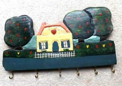 Gancho de pared de madera pintado vintage árbol de cabaña tallado pintado verde Haití primitivo Foto 1 de 3