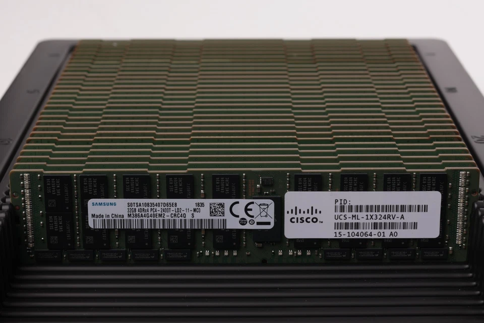 32GB Samsung DDR4 4DRX4 DDR4-2400 PC4-19200 LRDIMM ECC Memory M386A4G40DM1-CRC - Image 1 of 1