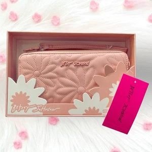 Cartera acolchada Betsey Johnson melocotón/rosa margarita muñeca clip nueva con etiquetas valor de $58 - Imagen 1 de 3