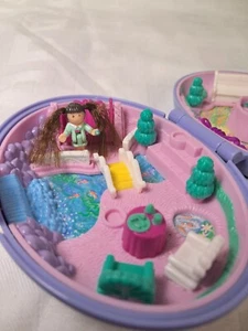 Vintage 1995 Bluebird Polly Pocket Einhorn Wiese Spielset mit Puppe und Einhorn. - Bild 1 von 16