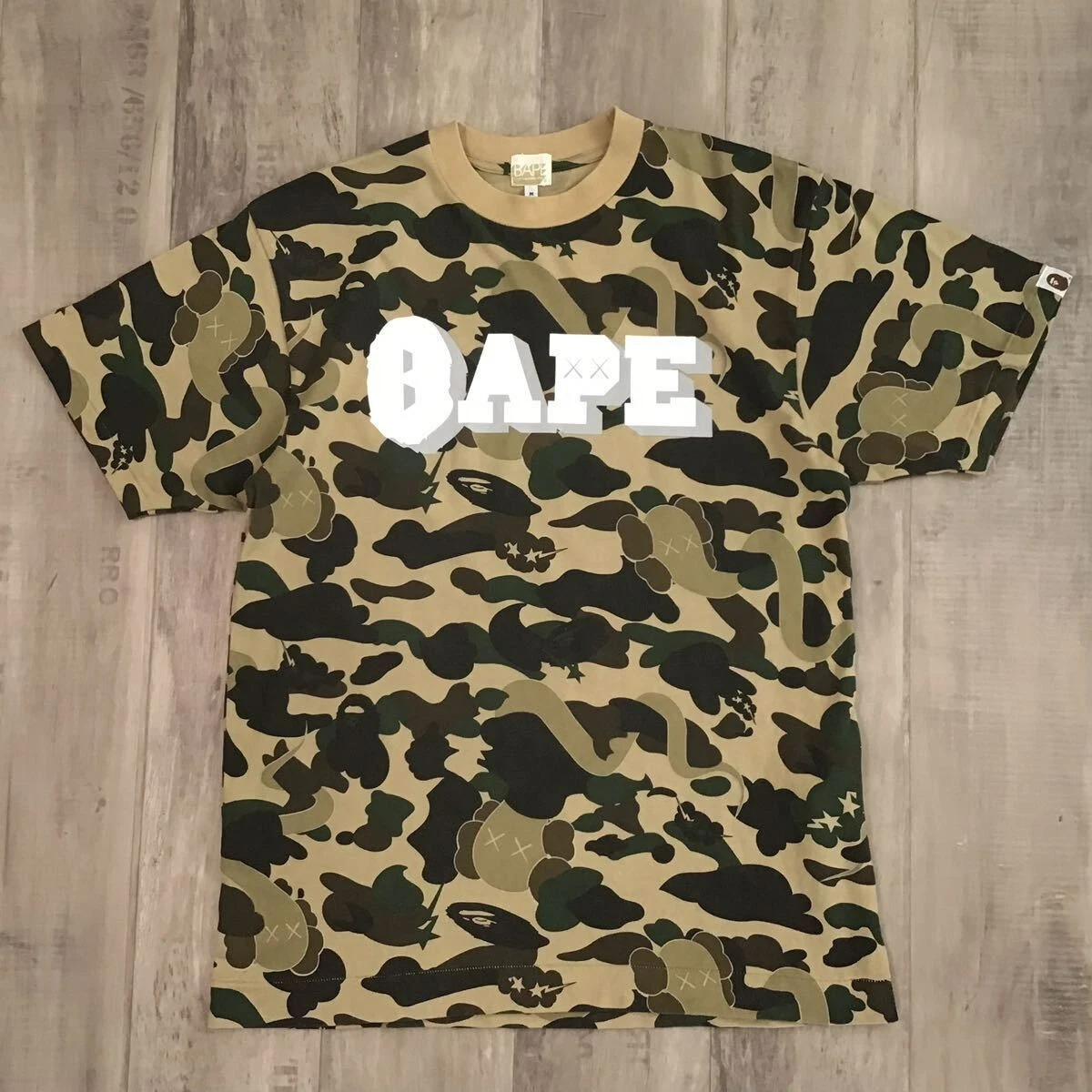 APE BAPE KAWS LA 限定　ゲームシャツ　CAMO tシャツ　L BAPE × KAWS bendy 1st camo yellow T-shirt a bathing ape NIGO Size