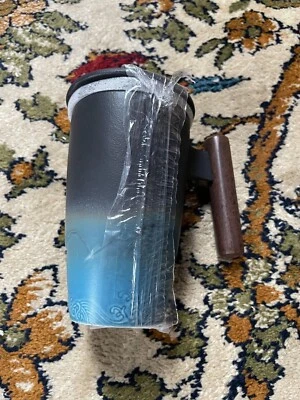 Teetasse / Kaffeetasse mit Sieb und Deckel aus Porzellan mit Holzgriff - Bild 1 von 4