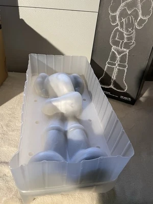 Figura Vinilo KAWS Astro Boy Gris Juguete Medicom 2010 Nuevo Sellado Raro Coleccionable Foto 1 de 4