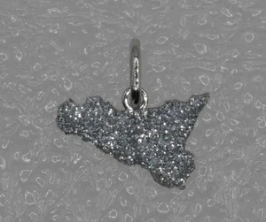 Ciondolo a Forma di Sicilia mm 10X15 con Smalto Glitter Argento in Argento 925 - Picture 1 of 1