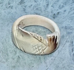 Vintage Carved Shell Ring, size 6 - Picture 1 of 6
