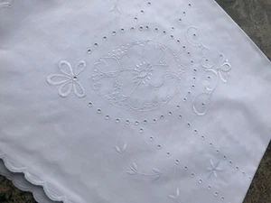 Tischdecke Lochstickerei, Blumen, Blätter  135 cm x 125 cm - Bild 1 von 12