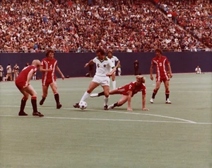 Rare Franz Beckenbauer "der Kaiser" NY Cosmos Original 1970's Vintage 8x10 Photo - Picture 1 of 2