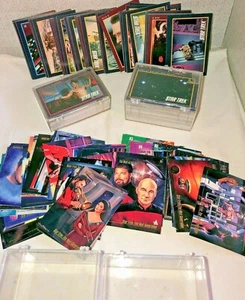 LOTTO DI 340 CARTE DA COLLEZIONE ASSORTITE STAR TREK / NEXT GENERATION - Foto 1 di 7