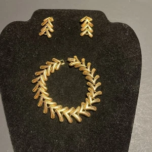 Vintage Gold Tone Chevron Link Bracelet 7.5” and Pierced Drop Dangle Earrings - Picture 1 of 8