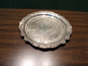 E7100 - Bandeja para servir Sheridan redonda grabada diseño de pergamino plato plateado 12" vintage - Imagen 1 de 2