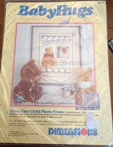 Dimensions Kreuzstich-Set Baby Hugs Bless This Child Rahmen NEU VERSIEGELT - Bild 1 von 2