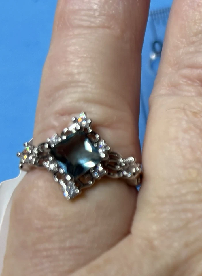 Светло-голубой сапфир в форме бриллианта кубический цирконий с акцентами размер 6–10 - Изображение 1 из 2