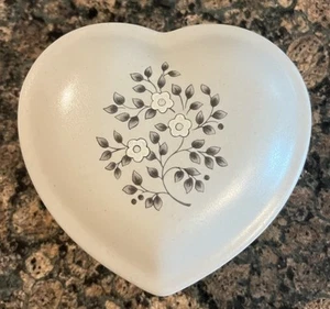 Portagioie vintage Pfaltzgraff cimelio gres a forma di cuore portagioie USA - Foto 1 di 6