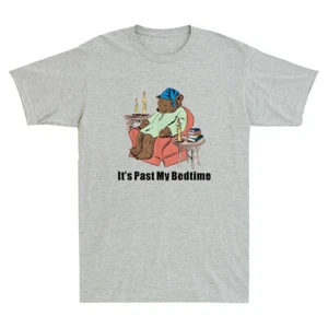 Camiseta para hombre It's Past My Bedtime Bear Taking a Nap Junto a los libros divertida vintage - Imagen 1 de 8