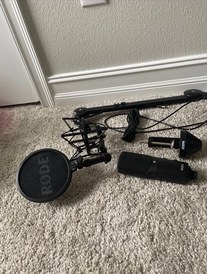 Rode Microphone With Shock Mount And Stand Streaming Twitch Gaming Set Up PC - Image 1 of 4