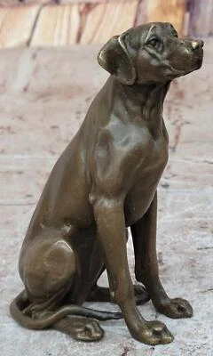 Cachorro de caça de bronze sentado – Escultura canina detalhada para amantes de animais - Imagem 1 de 4