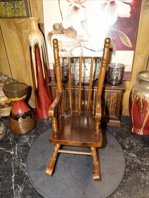 Mecedora de madera miniatura vintage - 15" de alto x 6 1/4" de ancho Foto 1 de 4