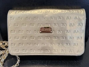 Bolso sin asas vintage de cuero dorado con logotipo de cadena y correa de St. John - Imagen 1 de 15