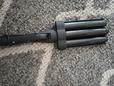 Royale Pro hair styling technology SW001 Triple Barrel Hair Waver Curler. Black - Image 1 of 4