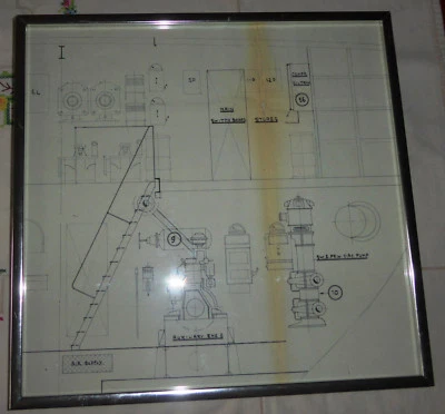 Dibujo de arquitecto enmarcado vintage de un componente de la sala de máquinas de un barco’s Foto 1 de 3