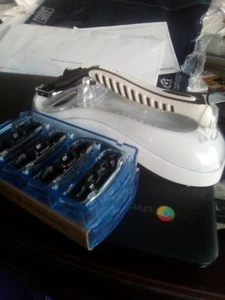 Dorco Pace 3 - 3 Blade Razor - 1 Handle + 9 refill Cartridges - Picture 1 of 3